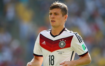 熊猫电竞焦点-C罗任意球越过人墙