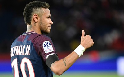 熊猫电竞精华-C罗训练中展现惊人弹跳